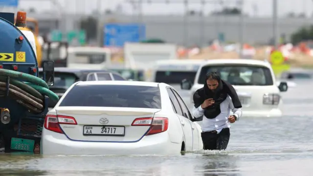 Проливные дожди затопили дороги и аэропорты ОАЭ
