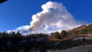 Интенсивная взрывная активность вулкана Этна