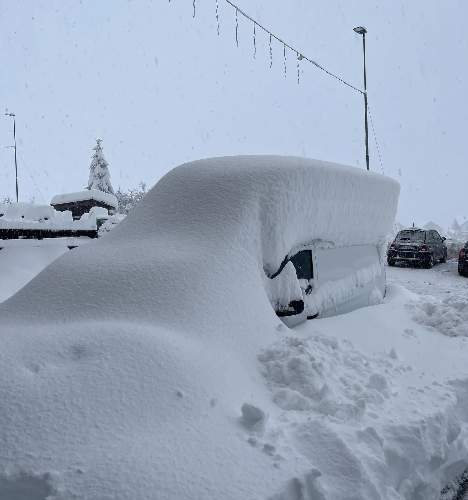 Зимний циклон принес обильные снегопады в Пьемонт, Италия