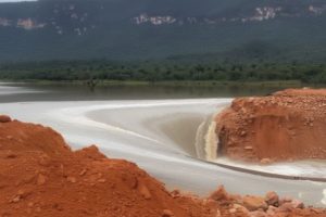 Прорыв дамбы в Понте-Альта-ду-Бом-Жезус, Бразилия