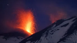 В Италии произошло первое за 28 лет извержение в северо-восточном кратере вулкана Этна