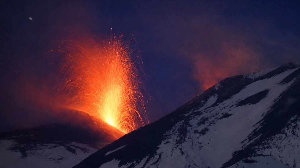 В Италии произошло первое за 28 лет извержение в северо-восточном кратере вулкана Этна