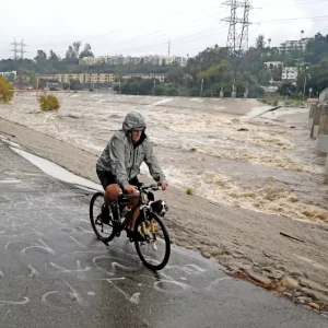 Наводнения в Калифорнии, паводковые воды обрушились на горный поселок Райтвуд в округе Сан-Бернардино. 24 декабря 2025