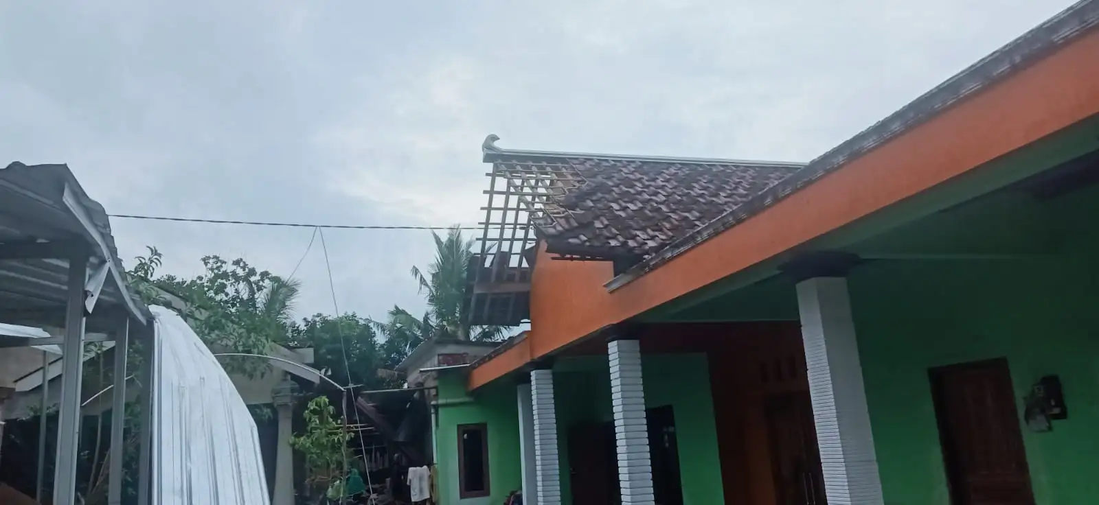 Торнадо в Каранганьяр. Индонезия 21 января 2026