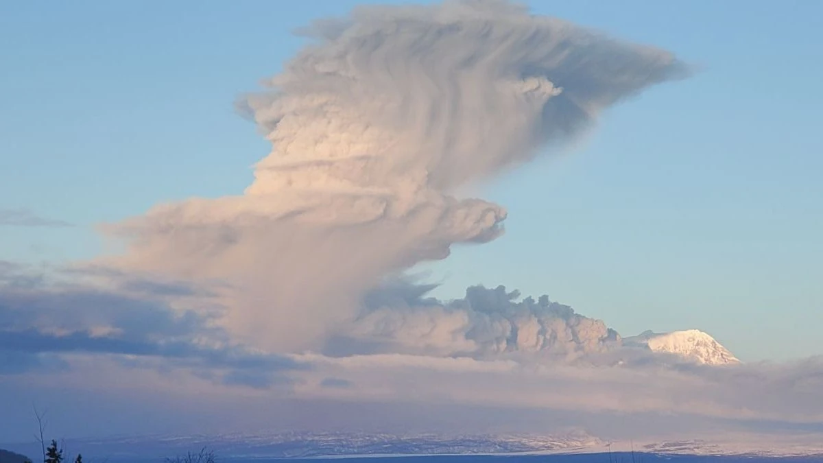 Извержение вулкана Шевелух. Россия