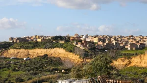 Оползень холма над равниной Гела. Италия.