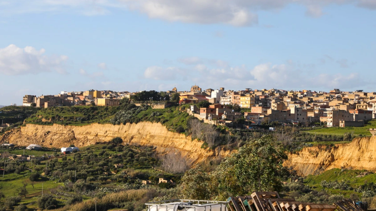 Оползень холма над равниной Гела. Италия.