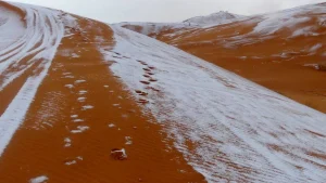 Снег на песчаных дюнах Сахары в Айн-Сефре, Алжир.